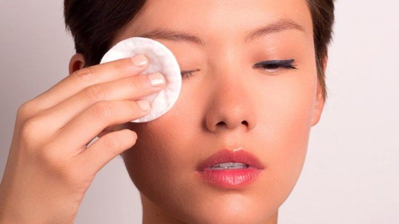 Sử dụng tẩy trang trước khi dùng sữa rửa mặt để loại bỏ lớp trang điểm dễ dàng hơn