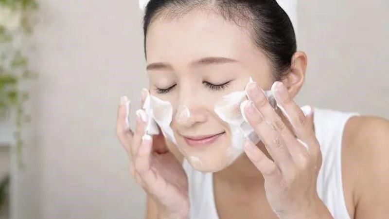 Khi dùng sữa rửa mặt, massage nhẹ nhàng để không làm mất dầu tự nhiên của da