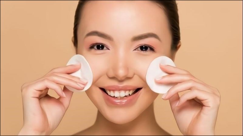 Nên kết hợp nước tẩy trang và sữa rửa mặt một cách hợp lý trong quy trình chăm sóc da hàng ngày