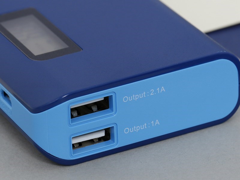 Một pin sạc dự phòng thường có khá nhiều cổng out, in bao gồm: USB-C, USB-A,...
