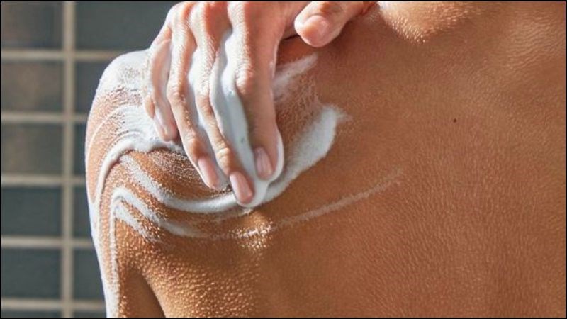Làm sạch da trước khi dùng sữa dưỡng thể để da dễ dàng hấp thụ dưỡng chất