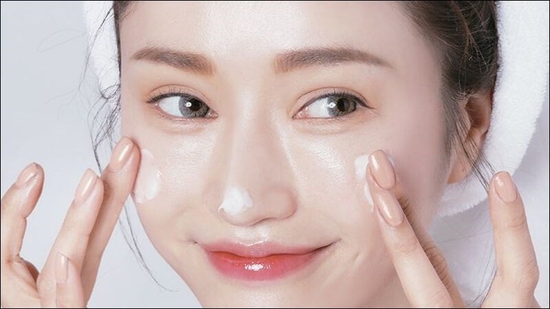 Kem dưỡng ẩm cung cấp độ ẩm cần thiết cho da, giúp da mềm mịn và căng bóng