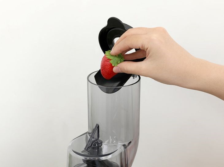 Divide the ingredients into small portions and feed them into the juicer to ensure optimal operation.