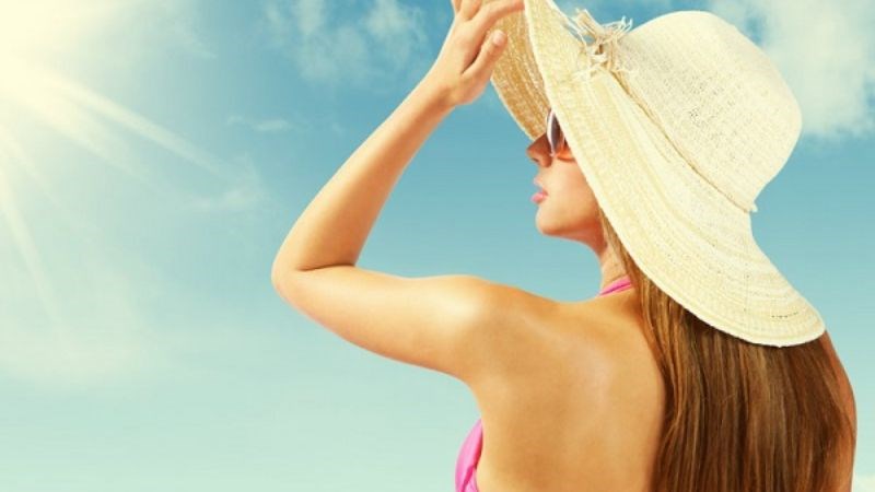 Đi du lịch ảnh hưởng đến da bằng cách làm da khô, kích thích sản xuất dầu thừa