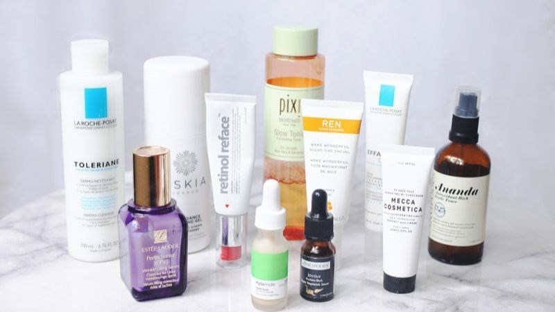 Đem theo sản phẩm chăm sóc da cơ bản như sữa rửa mặt, kem dưỡng và serum