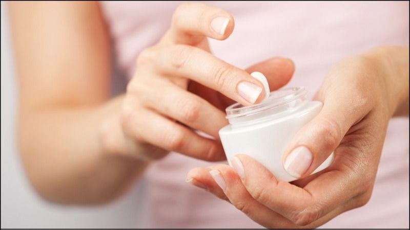 Việc thoa kem dưỡng sau khi đi du lịch sẽ giúp da được phục hồi và bảo vệ