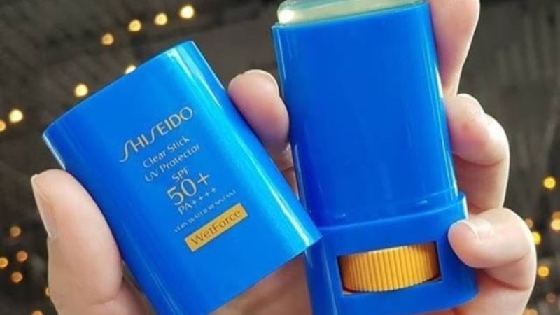 Sử dụng kem chống nắng dạng thỏi và thoa đều ở vùng xung quanh mắt 
