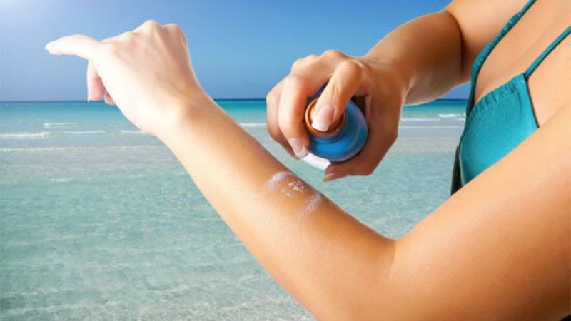 Tránh sử dụng kem chống nắng dạng xịt gần vùng mắt
