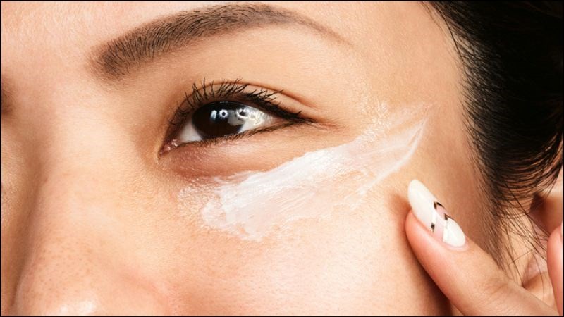 Bôi kem chống nắng có thể gây cảm giác cay mắt do thành phần hoá học