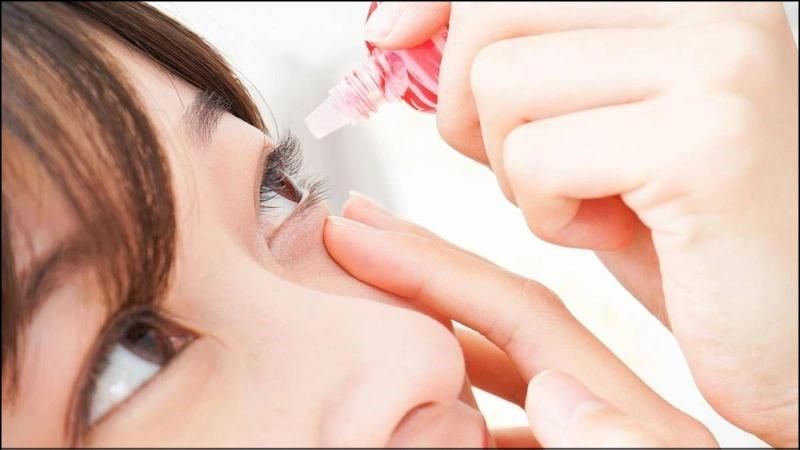 Khi bị cay mắt sau khi bôi kem chống nắng, bạn nên rửa mắt sạch bằng thuốc nhỏ mắt