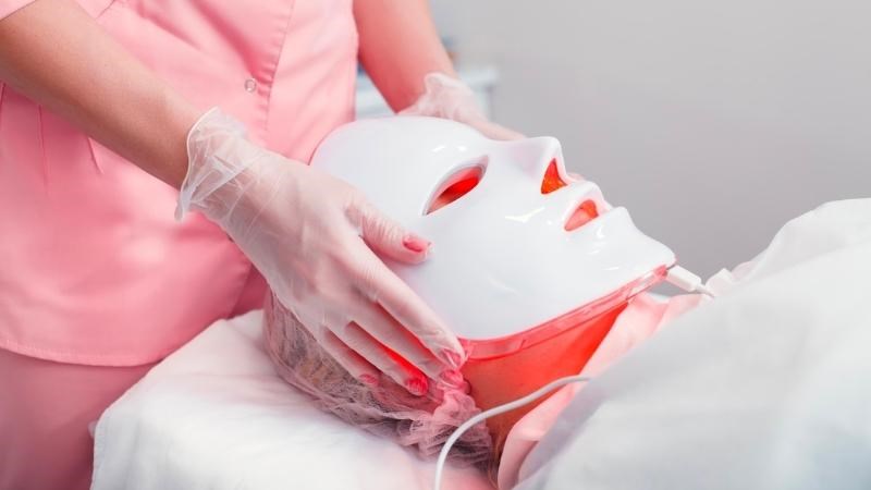 Liệu pháp ánh sáng giúp tiêu diệt vi khuẩn gây mụn và giảm viêm
