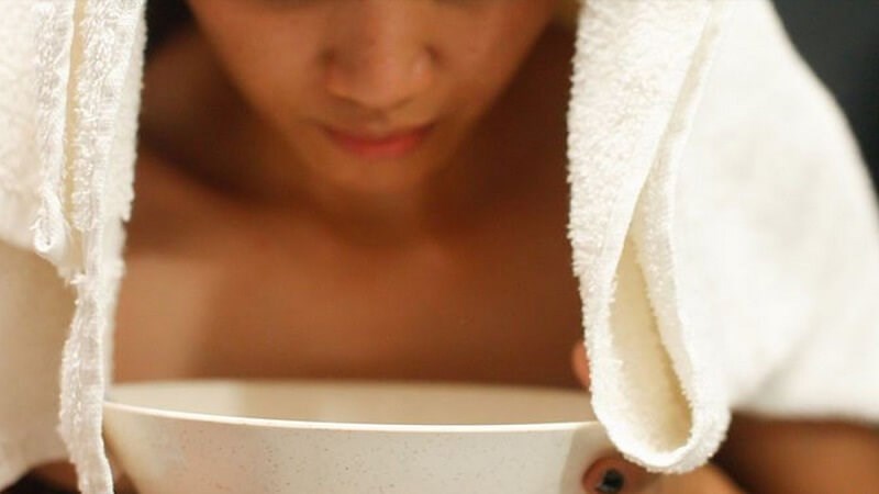 Xông mặt giúp loại bỏ bã nhờn, bụi bẩn tích tụ dưới da
