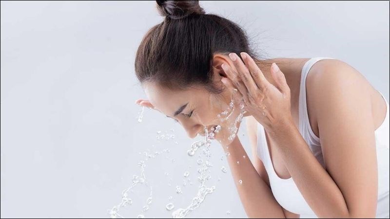 Vệ sinh da mặt đúng cách là một nguyên tắc quan trọng giúp điều trị mụn ẩn