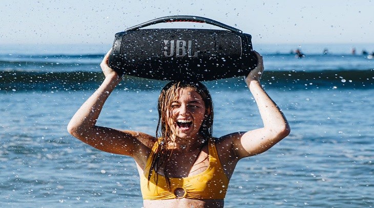 Chuẩn chống bụi và nước IP67 được tích hợp trên loa JBL Boombox 3 cho bạn thoải mái dùng loa ở hồ bơi, bãi biển mà không sợ hỏng