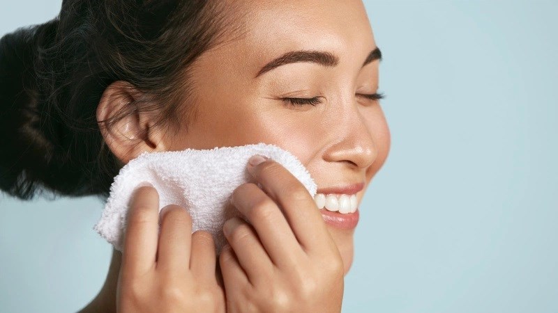 Tránh thực hiện các thao tác tẩy trang, chà xát quá mạnh 