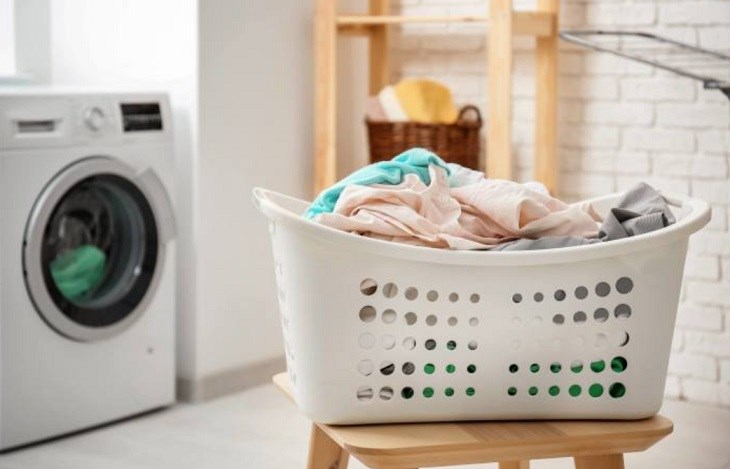 Nên phân loại và kiểm tra chất liệu quần áo trước khi sấy khô bằng máy giặt