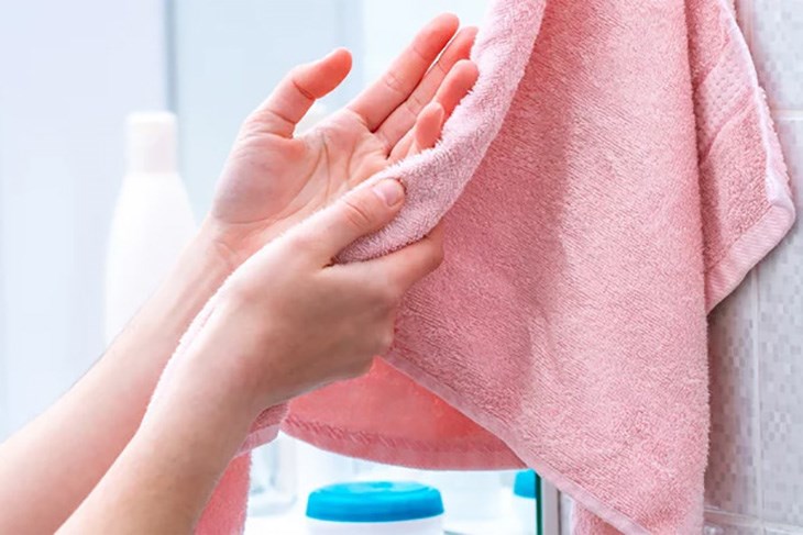 Trước khi điều khiển máy giặt, bạn nên lau khô tay hoàn toàn