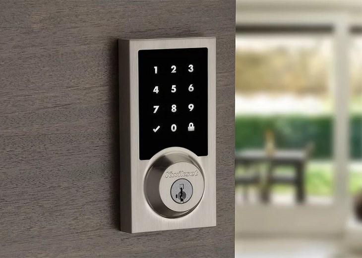 Bạn nên chọn khóa điện tử có kèm chìa cơ để có thể mở cửa nhanh chóng mà không cần phụ thuộc vào hệ thống điện tử