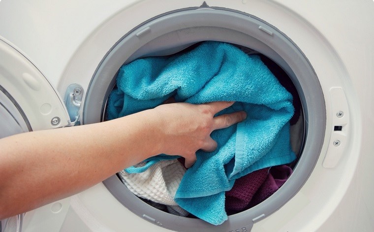 Cho quần áo vào lồng giặt của máy giặt. Bạn cần lưu ý cho đủ khối lượng giặt cho phép của các dòng máy 7kg