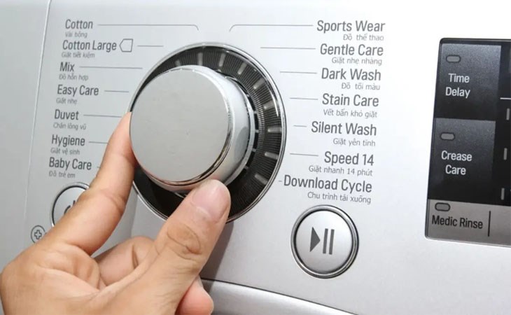 Nhấn chọn nút nguồn, đồng thời chọn chương trình giặt phù hợp với các quần áo