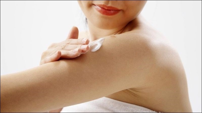 Thoa sữa dưỡng thể trên da ẩm sẽ giúp các dưỡng chất thẩm thấu tốt hơn Thoa sữa dưỡng thể trên da ẩm sẽ giúp các dưỡng chất thẩm thấu tốt hơn