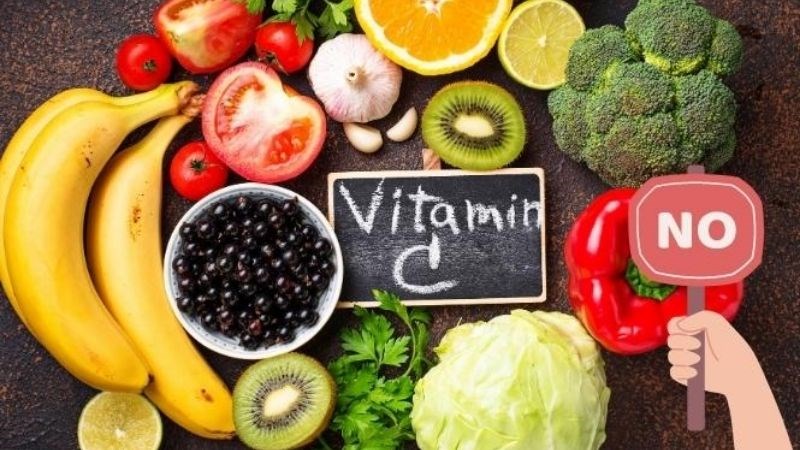 Tránh kết hợp tôm với thực phẩm chứa vitamin C