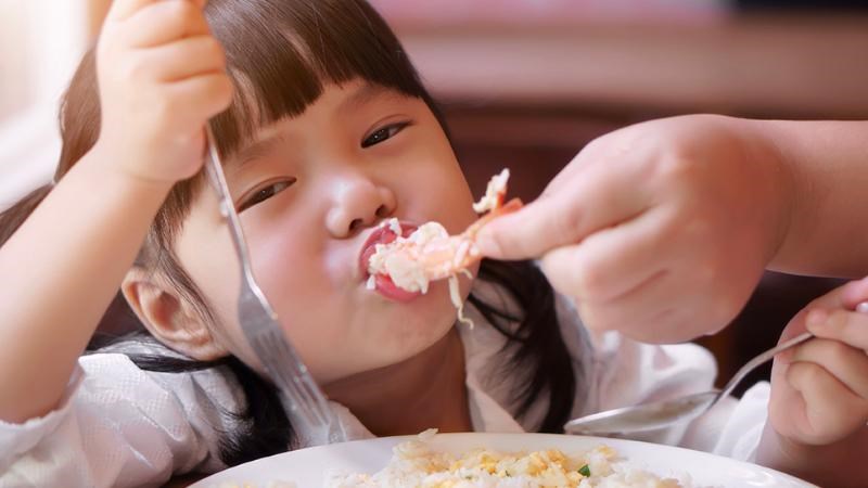 Trẻ em từ 4 - 10 tuổi có thể ăn 60g - 80g thịt tôm mỗi ngày
