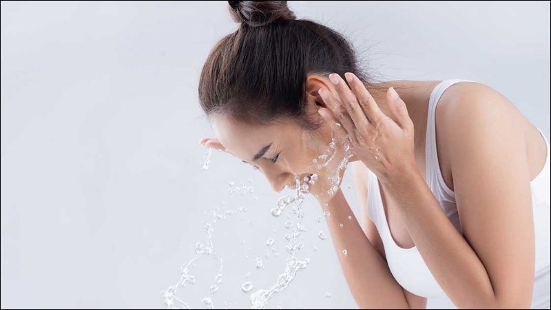 Peel da giúp làm mềm tế bào chết nên có thể dễ dàng loại bỏ chúng khi rửa mặt
