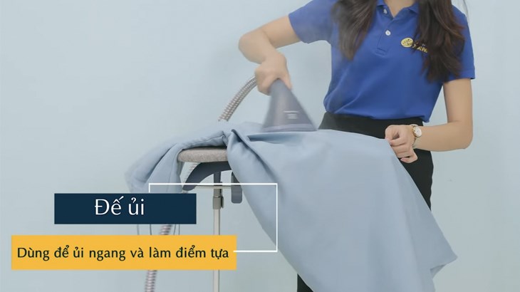 Bàn ủi trang bị thêm đế ủi giúp bạn có thể vừa có thể ủi ngang, vừa làm điểm tựa giúp mặt đế lướt dễ dàng trên vải 