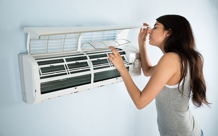 Mùi hôi khó chịu từ máy lạnh thường xuất hiện do tích tụ bụi bẩn, vi khuẩn, nấm mốc hoặc các tác nhân khác 