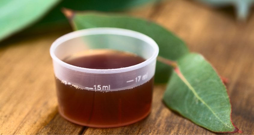 Nên sử dụng cốc đong đi kèm để lấy đúng lượng siro