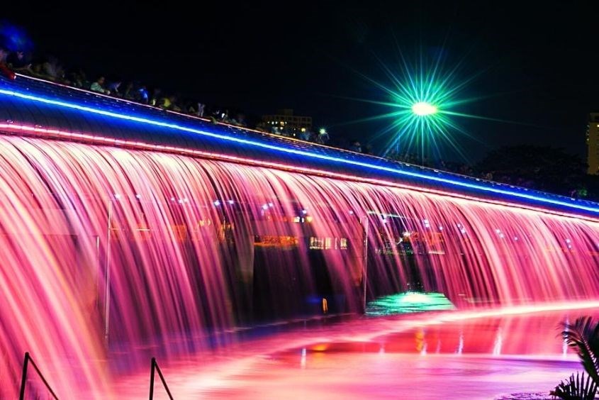 Cầu Ánh Sao - Hồ Bán Nguyệt là địa điểm chơi lễ Trung thu tại TPHCM