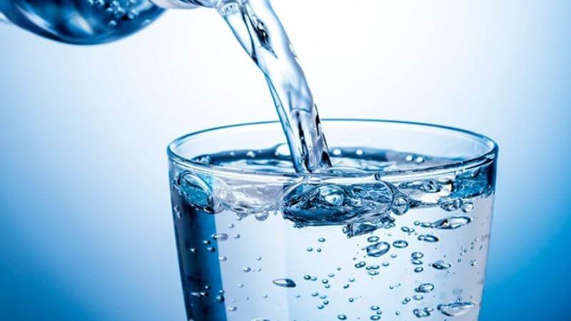 Uống đủ nước giúp hệ miễn dịch hoạt động hiệu quả hơn