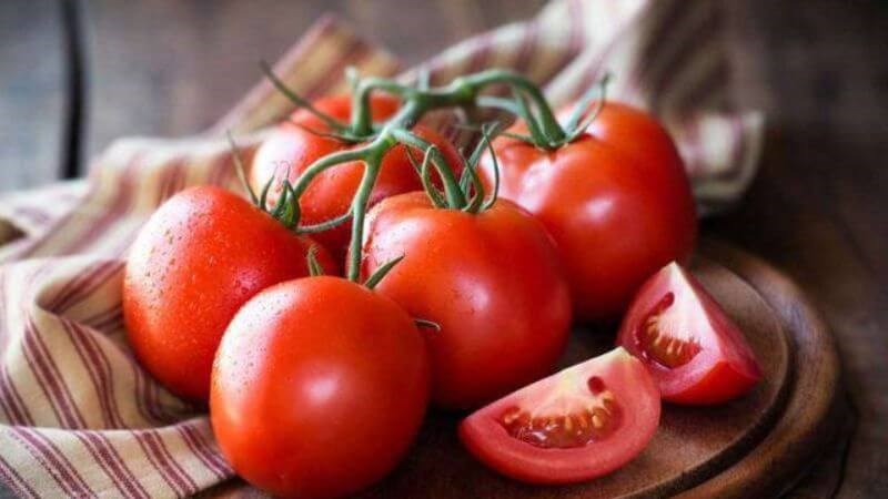 Cà chua chứa nhiều vitamin C hỗ trợ tế bào miễn dịch hoạt động hiệu quả