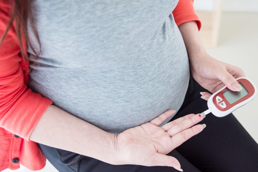 Bà bầu ăn chôm chôm được không là thắc mắc của nhiều mẹ