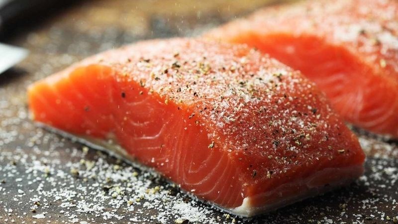 Bạn không nên ướp gia vị quá lâu khi chế biến cá hồi 