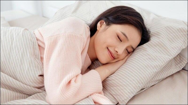 Cá hồi có chứa axit amin thiết yếu giúp điều chỉnh giấc ngủ