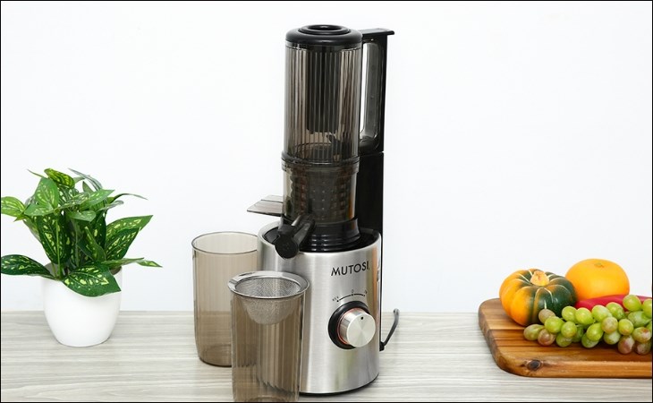 Máy ép chậm Mutosi MJ-SV522 có thiết kế gọn đẹp, hiện đại, phù hợp với mọi không gian