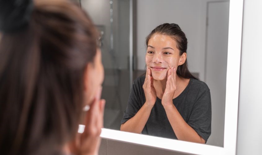 Khi sử dụng phải nhắm mắt kĩ để sữa rửa mặt không bị dính vào mắt