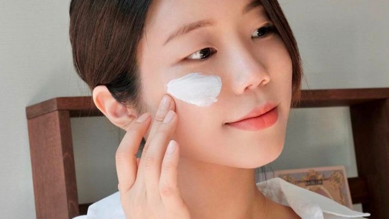 Thoa kem chống nắng hằng ngày để bảo vệ làn da của bạn 