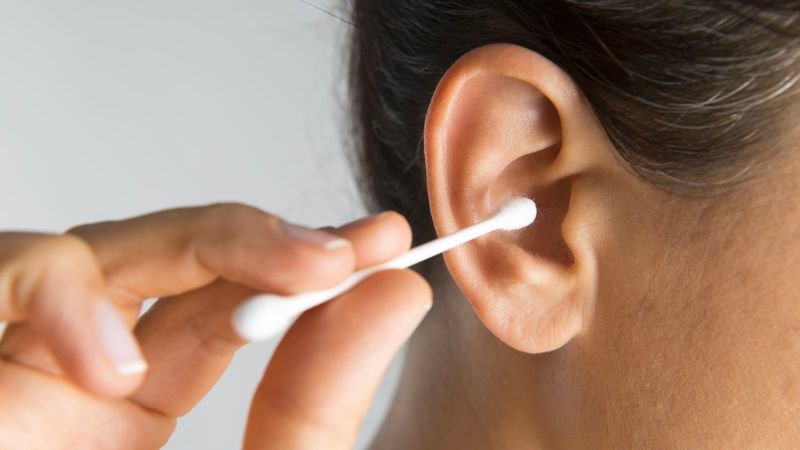 Nên dùng nước muối sinh lý và tăm bông để vệ sinh mắt, mũi, tai