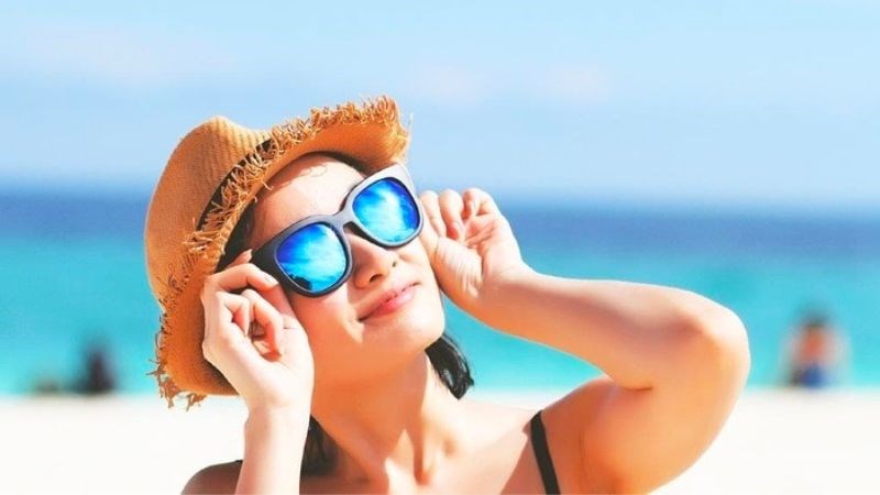 Đeo kính râm khi ra ngoài trời để bảo vệ sức khỏe mắt 