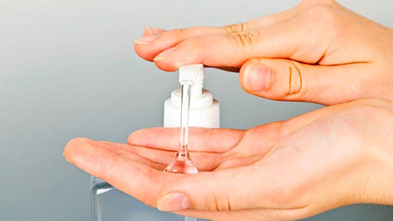 Nước rửa tay với nồng độ cồn trên 60% có khả năng giúp tiêu diệt vi khuẩn và vi rút 