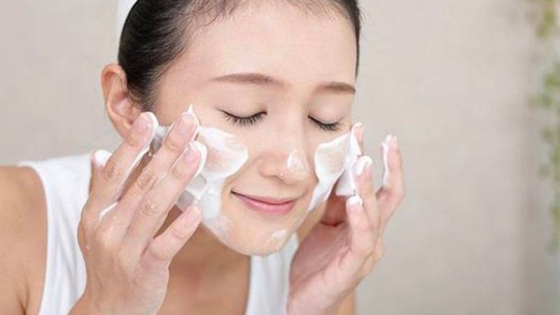 Bạn nên mang theo sữa rửa mặt để giữ cho làn da luôn sạch sẽ