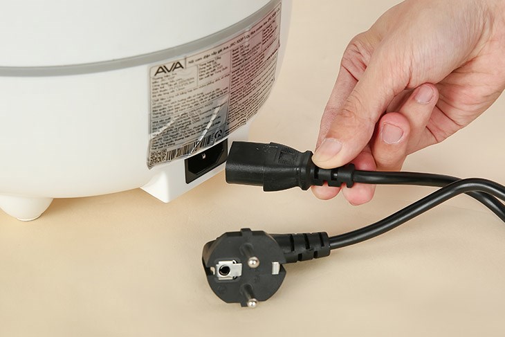 Kết nối nguồn điện với nồi cơm điện nắp gài AVA 1 lít JRC-100P để chuẩn bị nấu