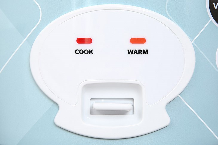 Hãy nhấn nút gạt ở phần điều khiển của nồi cơm điện nắp gài AVA 1.8 lít NCG1806 để bắt đầu nấu