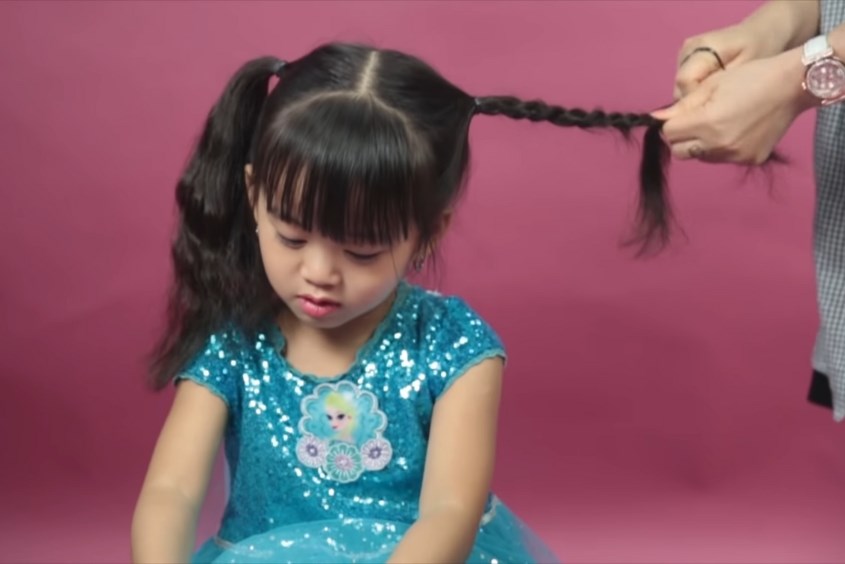 Thắt bím phần tóc thật đều