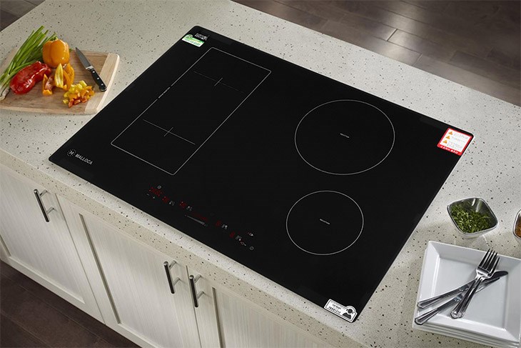 Bếp từ 4 vùng nấu lắp âm Malloca MH-04I BM có thiết kế tối giản, tông màu đen sang trọng và lắp âm tiết kiệm diện tích