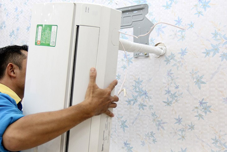Kiểm tra lại lắp đặt máy lạnh, máy không nên bị che khuất bởi bất kỳ vật thể nào và cần có không gian để không khí lưu thông tốt