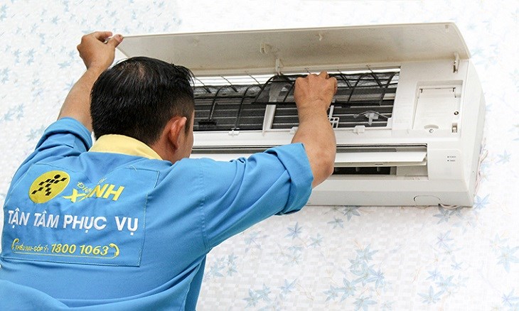 Liên hệ với trung tâm bảo hành, sửa chữa máy lạnh để tránh những hư hỏng nặng và máy hoạt động hiệu quả hơn